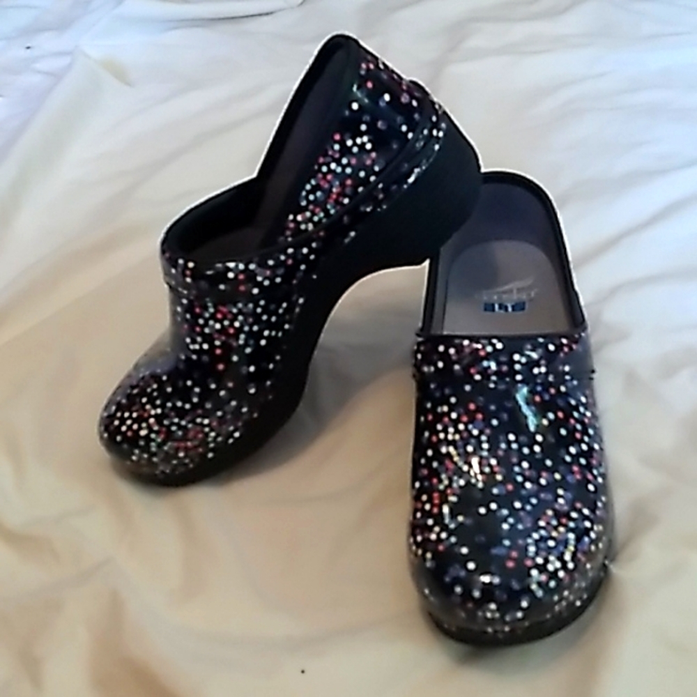 💜🩷💛 NWOT Womens Dansko LT shoes color black with💜🩷💛 dots size 37